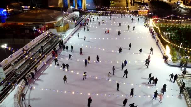우크라이나 키예프 2022 사람들 크리스마스 복장을 아름다운 스케이트장에서 스케이트를 크리스마스 — 비디오