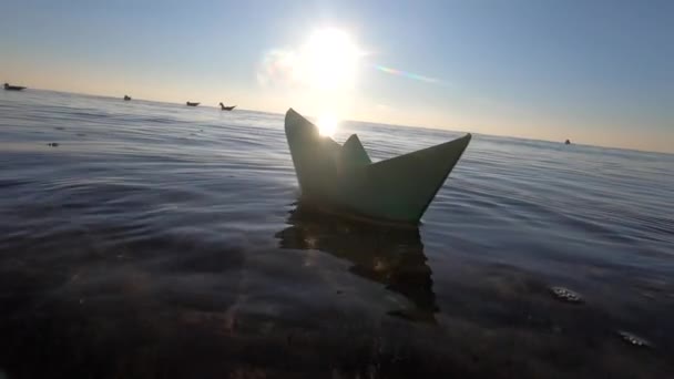 Небольшая Зеленая Бумажная Лодка Плывущая Морским Волнам Летний Солнечный День — стоковое видео
