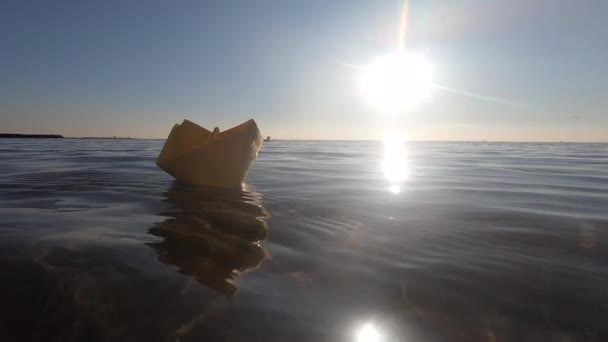 Μικρό Κίτρινο Χάρτινο Σκάφος Που Επιπλέει Στα Κύματα Της Θάλασσας — Αρχείο Βίντεο