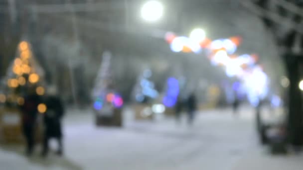 Lidé Chodí Ulici Zdobené Vánoční Stromky Osvětlenými Dekoracemi Osvětlení Zavěšení — Stock video