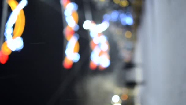 Люди Ходять Вулиці Прикрашені Ялинки Яскравими Прикрасами Ілюмінаціями Підвішують Вуличні — стокове відео