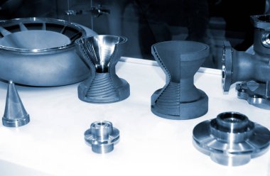 Metal için 3D yazıcıya basılmış nesneler. Metal tozundan 3D yazıcıya basılmış modellerin yakın görüntüsü. Yeni modern, doğru katkı teknolojileri. 3D baskı teknolojisi modelleme