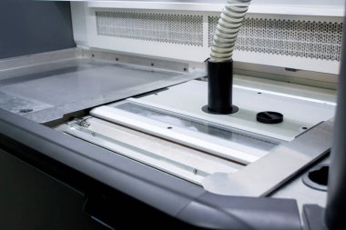 3D yazıcının toz parçası. Baskı için 3 boyutlu yazıcının çalışan haznesine poliyamit tozu dökme işlemi. Endüstriyel ekipman Modern 3D yazıcı ekleme teknolojisi MJF