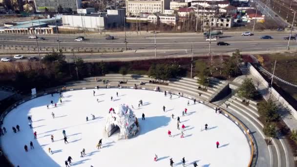 Eisbahn Mit Blick Auf Die Stadt Straßenbrücke Und Vorbeifahrende Autos — Stockvideo