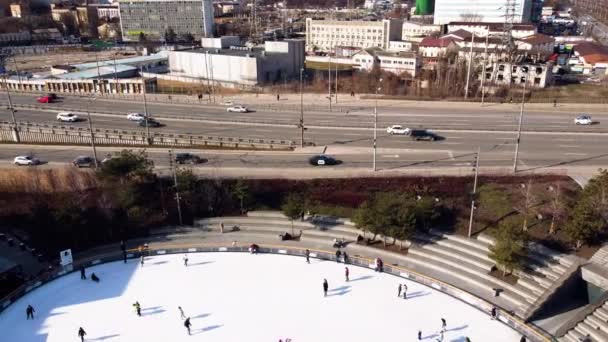 City View Open Air Skating Rink Road Bridge Passing Cars — Stock Video