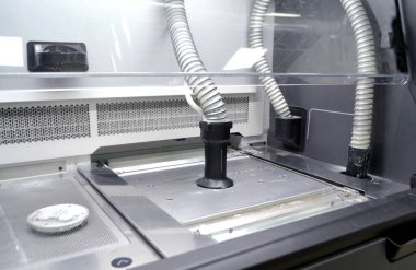 3D yazıcının toz parçası. Baskı için 3 boyutlu yazıcının çalışan haznesine poliyamit tozu dökme işlemi. Endüstriyel ekipman Modern 3D yazıcı ekleme teknolojisi MJF