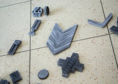 Gri modeller, yüzeye yakın plan poliyamid tozundan 3D yazıcıya basılmış. Üst Manzara. Nesneler plastikten 3D yazıcıya basılmış. 3D baskı prototipi. Yeni modern baskı teknolojisi Multi Jet Fusion