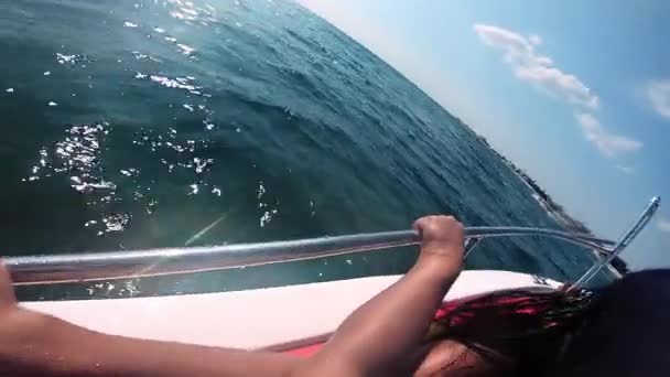 Emberek Motorcsónakkal Vitorláznak Tengeren Napsütéses Nyári Napon Hajó Ugrál Tenger — Stock videók
