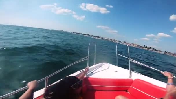 Mások Motorcsónakkal Vitorláznak Tengeren Napsütéses Nyári Napon Hajó Ugrál Tenger — Stock videók