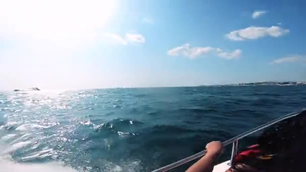 Motorbåt Hoppar Havsvågor Solig Sommardag Blått Havsvatten Och Vita Stänk — Stockvideo