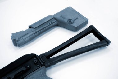 3D baskılı silah parçaları. Tüfek montajı, bazı parçalar 3 boyutlu yazıcıya basılmış. Silahın gri renginin ayrıntıları poliyamid tozundan 3D yazıcıya basılmış. İlerici katkı teknolojisi