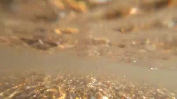 Blick Auf Den Sandstrand Von Der Gewundenen Meereswelle Einem Sonnigen — Stockvideo