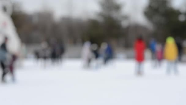 Oamenii Patinează Patinoar Gheaţă Într Iarnă Fundal Neclară Divertisment Agrement — Videoclip de stoc