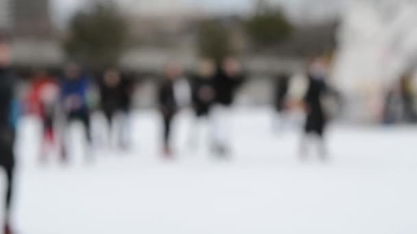 Mensen Schaatsen Een Ijsbaan Een Winterdag Wazige Achtergrond Vrijetijdsbesteding Vakantie — Stockvideo