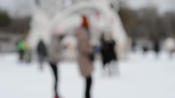 Pessoas Patinando Uma Pista Patinação Gelo Dia Inverno Fundo Desfocado — Vídeo de Stock