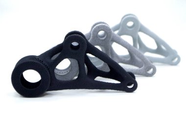 Beyaz arka planda izole edilmiş poliyamit plastik tozunun üç boyutlu yazıcısında gri modeller var. Nesne yazdırılmış 3D yazıcı. 3D baskı prototipi. Yeni modern baskı teknolojisi. Çoklu Jet Füzyonu