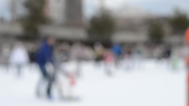 사람들은 겨울에는 스케이트장에서 스케이트를 타기도 흐릿하다 휴가는 생활을 것이다 겨울의 — 비디오