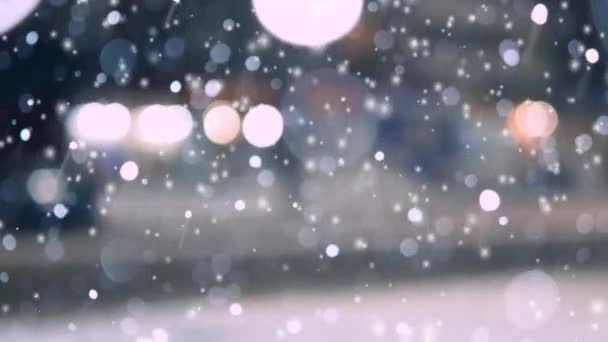 雪の中 道路や輝くヘッドライトの抽象的な背景がぼやけている 冬の都市 雪の結晶 冬の夜の街 シームレスなアニメーションの背景をループ — ストック動画