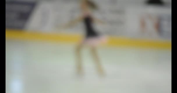 子供たちのフィギュアスケート競技 フィギュアスケートの子供たちの競争 子供たちはアイススタジアムでスケートをする フィギュアスケート選手権 ぼやけた背景 — ストック動画