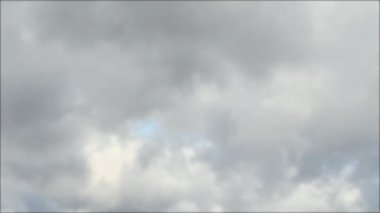 Gökyüzünde bulutların hareketi. Zaman ayarlı. Manzara hareketi güneşli bir günde mavi gökyüzünde büyük gri yağmur bulutları. Bulutlar. Bulutlu gökyüzü. Doğa havası. Koşan bulutlar. Doğal arkaplan