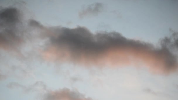 하늘에서 구름의 움직임 Timelapse 입니다 풍경은 하늘에 커다란 분홍색의 구름을 — 비디오
