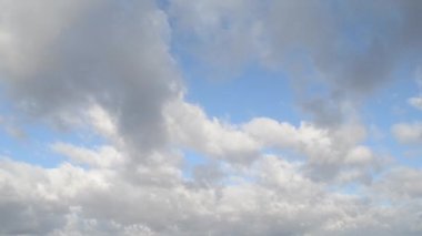 Gökyüzünde bulutların hareketi. Zaman ayarlı. Manzara hareketi güneşli bir günde mavi gökyüzünde büyük gri yağmur bulutları. Bulutlar. Bulutlu gökyüzü. Doğa havası. Koşan bulutlar. Doğal arkaplan