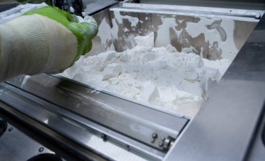 Mane, 3D yazıcının çalışma odasındaki beyaz polyamide tozundan modeller çıkarıyor, toz temizliyor ve kaldırıyor. Toz 3D yazıcıda model oluşturma süreci. Çoklu Jet Füzyon MJF. İşçi elleri