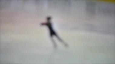 Çocuklar arasında artistik patinaj yarışması. Artistik patinajcı çocuklar için yarışmalar. Çocuklar buz stadyumunda buz pateni için yarışıyorlar. Artistik Patinaj Şampiyonası. Bulanık arkaplan