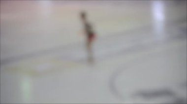 Çocuklar arasında artistik patinaj yarışması. Artistik patinajcı çocuklar için yarışmalar. Çocuklar buz stadyumunda buz pateni için yarışıyorlar. Artistik Patinaj Şampiyonası. Bulanık arkaplan