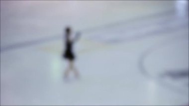 Çocuklar arasında artistik patinaj yarışması. Artistik patinajcı çocuklar için yarışmalar. Çocuklar buz stadyumunda buz pateni için yarışıyorlar. Artistik Patinaj Şampiyonası. Bulanık arkaplan