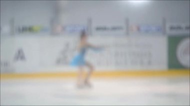 Çocuklar arasında artistik patinaj yarışması. Artistik patinajcı çocuklar için yarışmalar. Çocuklar buz stadyumunda buz pateni için yarışıyorlar. Artistik Patinaj Şampiyonası. Bulanık arkaplan