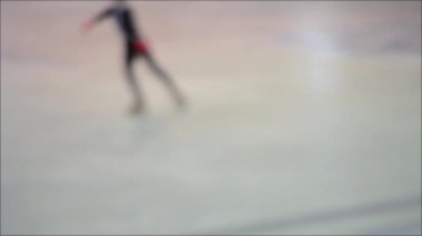 Çocuklar arasında artistik patinaj yarışması. Artistik patinajcı çocuklar için yarışmalar. Çocuklar buz stadyumunda buz pateni için yarışıyorlar. Artistik Patinaj Şampiyonası. Bulanık arkaplan