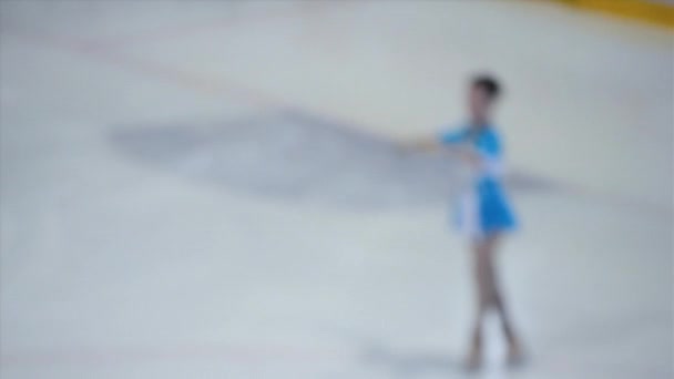 儿童花样滑冰比赛 花样滑冰比赛中的孩子 孩子们在冰球场参加滑冰比赛 花样滑冰锦标赛 模糊的背景 — 图库视频影像