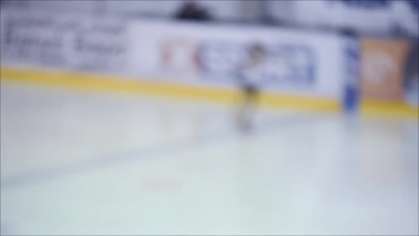 어린이들은 스케이트 선수권 대회에 스케이팅 아이들을 대상으로 어린이들은 아이스 스타디움에서 — 비디오
