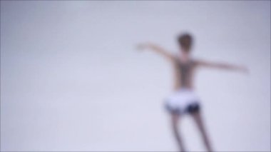 Çocuklar arasında artistik patinaj yarışması. Artistik patinajcı çocuklar için yarışmalar. Çocuklar buz stadyumunda buz pateni için yarışıyorlar. Artistik Patinaj Şampiyonası. Bulanık arkaplan