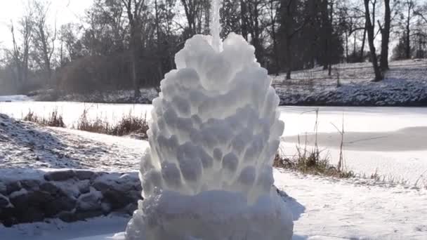 Güneşli Bir Kış Gününde Parkta Buzlu Çeşme Donmuş Suyla Çeşme — Stok video