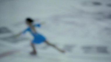 Çocuklar arasında artistik patinaj yarışması. Artistik patinajcı çocuklar için yarışmalar. Çocuklar buz stadyumunda buz pateni için yarışıyorlar. Artistik Patinaj Şampiyonası. Bulanık arkaplan