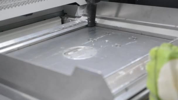 Een Mannelijke Arbeider Reinigt Het Oppervlak Van Een Industriële Printer — Stockvideo
