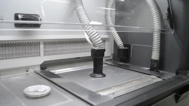 3Dプリンターの粉末部分 印刷のための3Dプリンタの作業室にホースを介してポリアミド粉末を注ぐプロセス 産業機器 現代の3Dプリントアディティブ プログレッシブテクノロジー Mjf — ストック動画