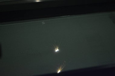 Metal tozundan çıkan 3 boyutlu yazıcı izi. Metal lazer altında, çalışma odasında 3 boyutlu şekle sokulur. Metal için lazer sinterlama makinesi. Robot işi. Katkı maddesi üreten 3D yazıcı