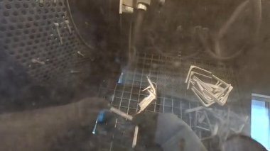 Patlama sesi. Polyamide tozundan 3D yazıcıya basılmış modelin patlaması. Mühürlü lastik eldiven giyen bir işçi, mermiyi patlatarak nesneyi temizler. Endüstriyel