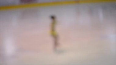 Çocuklar arasında artistik patinaj yarışması. Artistik patinajcı çocuklar için yarışmalar. Çocuklar buz stadyumunda buz pateni için yarışıyorlar. Artistik Patinaj Şampiyonası. Bulanık arkaplan