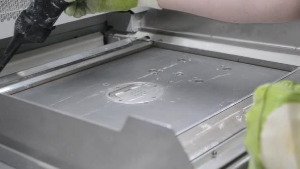 Ouvrier Nettoie Surface Une Imprimante Industrielle Poudre Blanche Avec Aspirateur — Video
