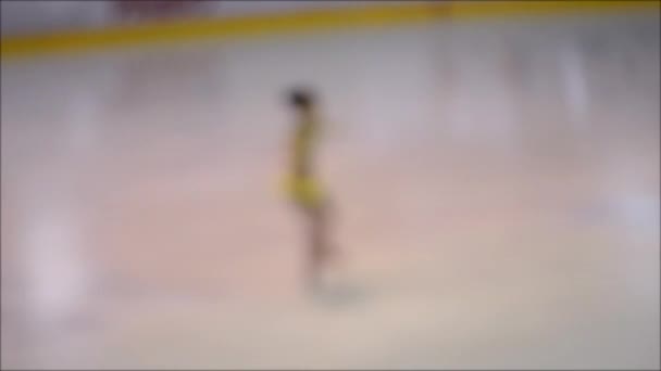 어린이들은 스케이트 선수권 대회에 스케이팅 아이들을 대상으로 어린이들은 아이스 스타디움에서 — 비디오