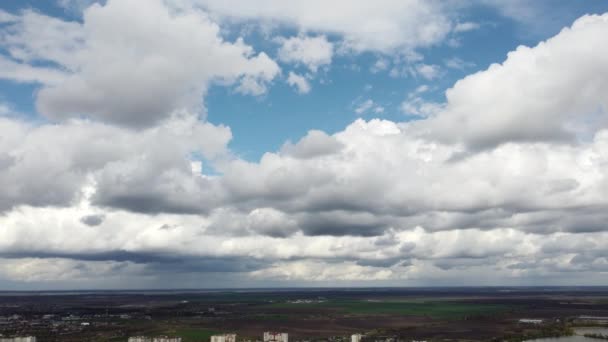 白天刮大风时 蓝天白云的快速移动 时间过去了空中无人驾驶飞机视图 全景自然背景 多雨多云的天气 云彩景观 风景秀丽 — 图库视频影像