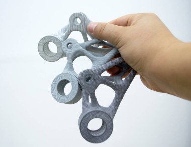 Plastik maketi elinde tutan kişi, biyo-uyumlu poliyamid tozunun 3D yazıcısına basılmış. Çoklu Jet Füzyon MJF. Yeni modern endüstriyel 3D baskı teknolojisi. İlerici katkı teknolojileri