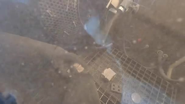开了一枪用聚酰胺粉末在3D打印机上进行了模型爆破 一名戴着密封橡胶手套的工人在射弹爆破室内通过射弹爆破清除物体 工业机器 — 图库视频影像