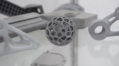 3D yazıcıdan diğer modellere 3 boyutlu yazıcı kapsama alanına giren kişi. Teknoloji MJF. 3D yazıcıya üç boyutlu gri renkli nesne basıldı. Modern yenilik teknolojisi