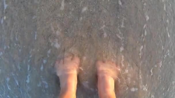 夏至黎明时分 妇女站在沙滩上翻滚的海浪边 在潮湿的沙滩上挖着脚 雌性脚趾头 顶部视图 摸沙子 休息放松娱乐 旅游旅客 — 图库视频影像