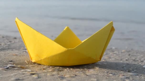 Yellow Paper Boat Sandy Beach Sea Shore Background Nature Sea — Wideo stockowe